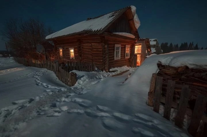 Без рук, без ног, под окном стучится, в дом просится.