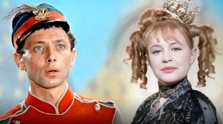 По мотивам чьих сказок снят советский музыкальный фильм "Старая, старая сказка"?