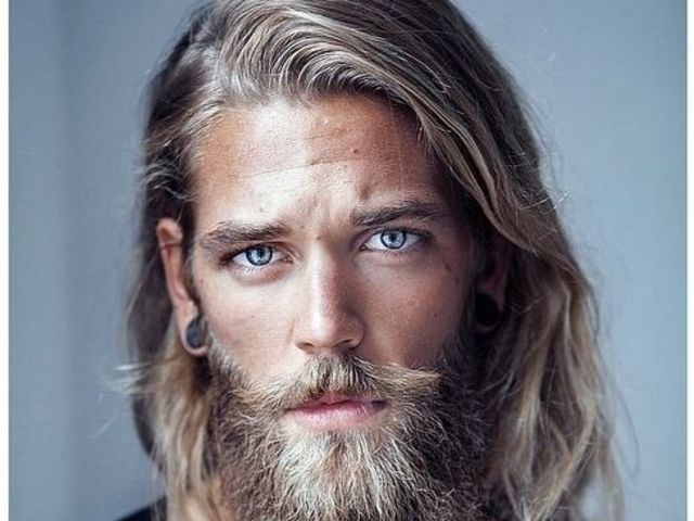 Hombre con barba y pelo largo