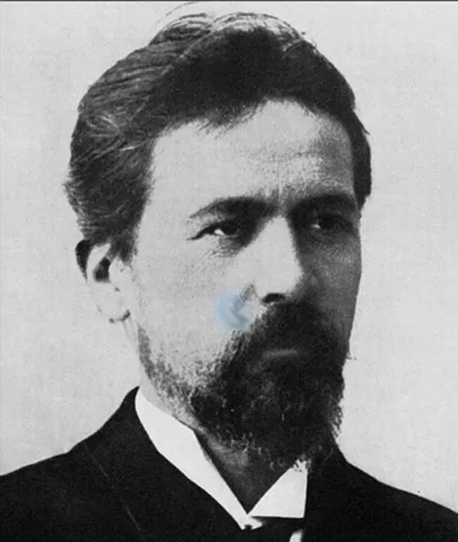 Антон Павлович Чехов работал над этой пьесой в 1895–1896 годах и определил её жанр как «комедию в четырёх действиях». Название отсылает к птице, которую в пьесе убивает Треплев. Какая это птица?