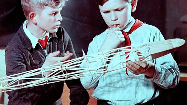 Каким должен был приходить ученик в школу согласно Правилам для учащихся 1943 года?