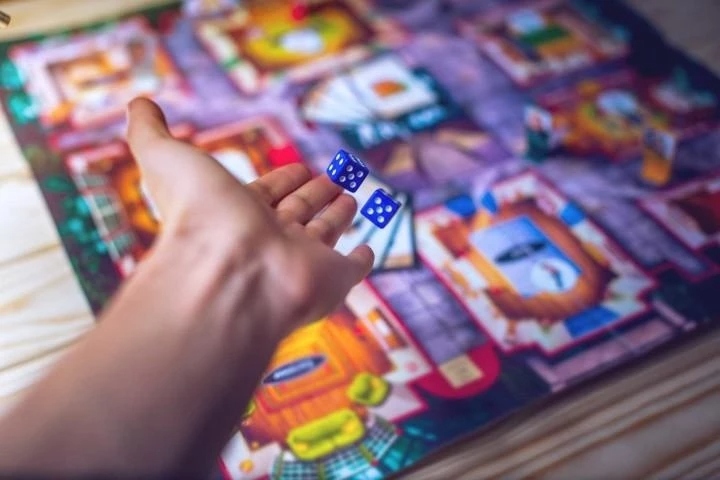Игра не стоит ____ .