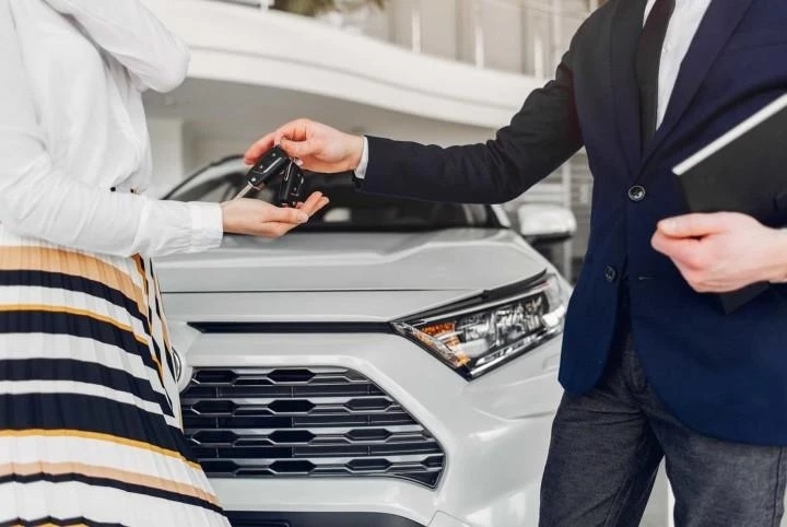 На продажу выставили 13 автомобилей. Все, кроме 12, купили. Сколько осталось?