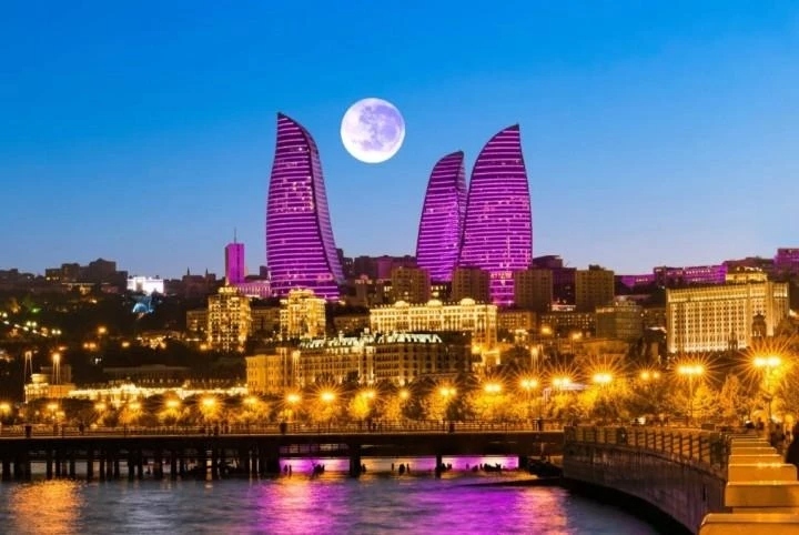 На берегу какого моря расположен город Баку?