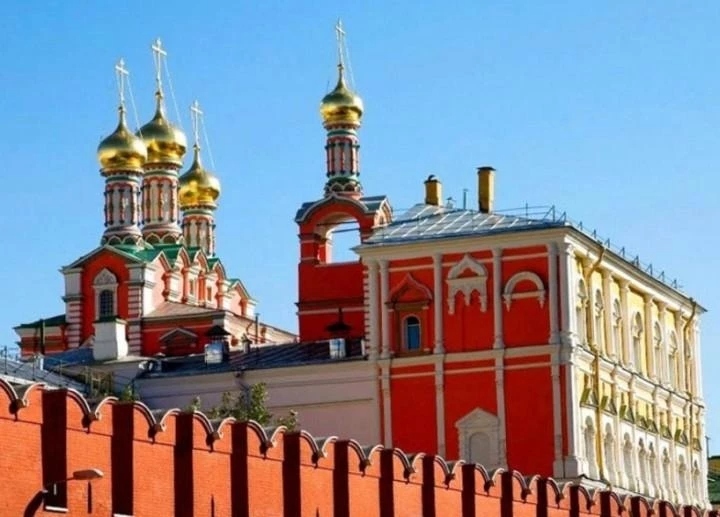 Здание, которое изображено на фото, было построено в 1651 году. Это -
