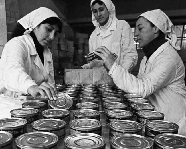 Какой полуфабрикат или рыбные консервы был дефицитным деликатесом и главным украшением праздничных бутербродов?
