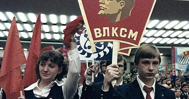 Сколько составляли ежемесячные комсомольские членские взносы для школьников?