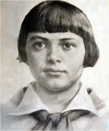 2.Попав в плен, эта пионерка во время допроса застрелила двух гитлеровских офицеров и была впоследствии зверски замучена фашистами. За стойкость и героизм девочка посмертно отмечена высшим званием - Герой Советского Союза.