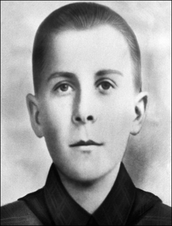 4.Назовите пионера-героя, разведчика в штабе партизанской бригады на белорусской земле, погибшего в бою. Он взорвал врагов и себя последней гранатой. За мужество и героизм посмертно удостоен звания Героя Советского Союза.