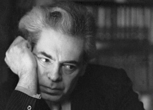 Помните, чем закусывал в греческом зале персонаж известного советского сатирика Аркадия Райкина?