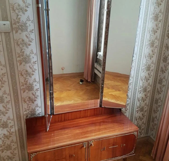 Трёхстворчатое зеркало, закреплённое на тумбе