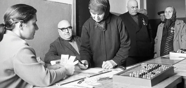 В каком возрасте выходили на пенсию Советские мужчины и женщины, имеющим трудовой стаж не менее 20 лет? (не учитывая различных льгот)