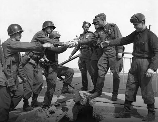 На какой реке встретились в 1945 году советские и американские солдаты?