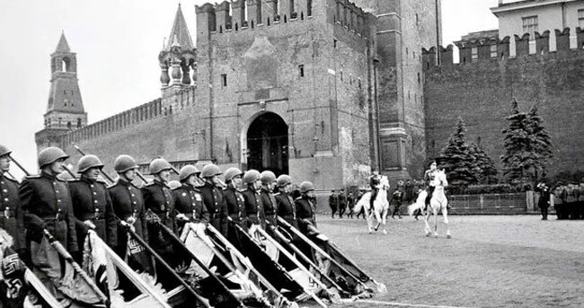 Назовите дату, когда состоялся легендарный Парад Победы 1945 года на Красной площади?