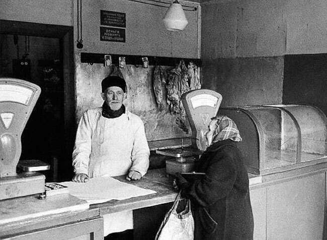 Что обычно покупал советский человек первым делом, получив высокую зарплату?