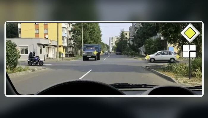 Кому Вы должны уступить дорогу при движении прямо?