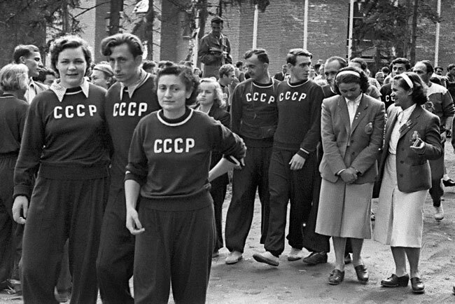 Какой советский спортсмен в 60-е годы три раза подряд признавался лучшим спортсменом мира?