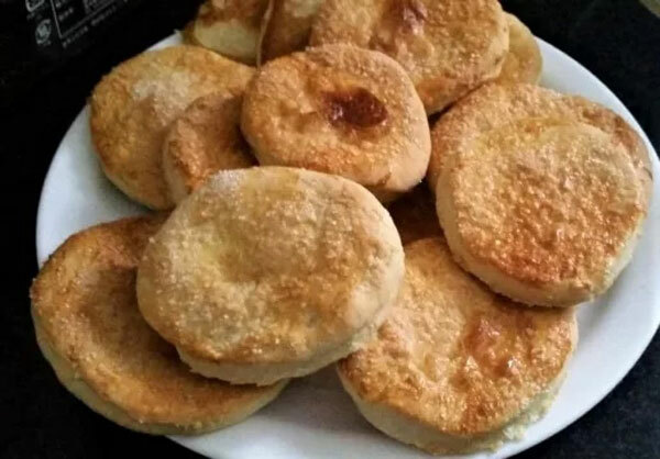 Молочный коржик можно было купить за ...