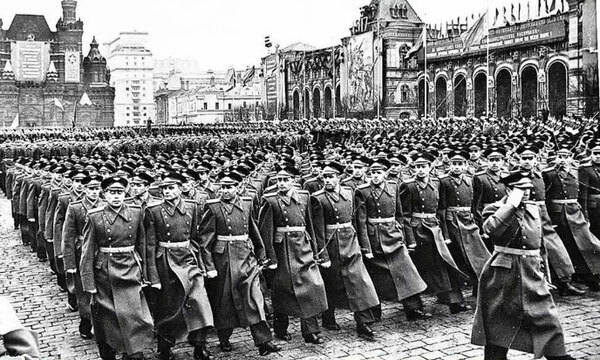 Кто командовал войсками на Параде Победы 24 июня 1945 года на Красной площади в Москве?
