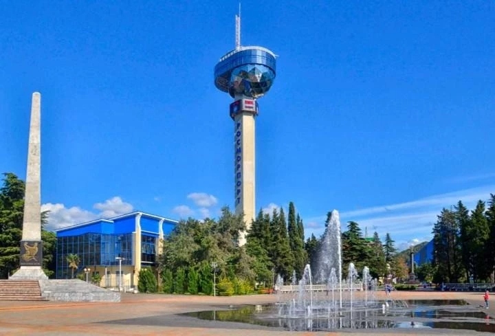 Название какого города переводится как «две реки»?