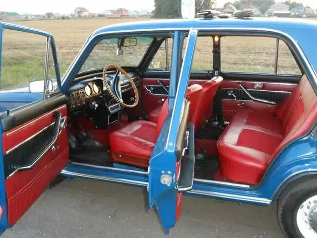 Салон какого автомобиля изображен на фото?