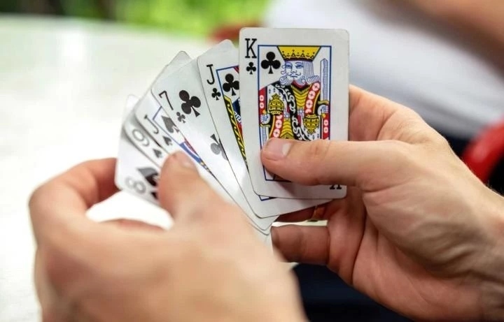 Командная карточная игра, возникшая в XVIII веке в Англии, названа так, потому что требовала внимательности и тишины