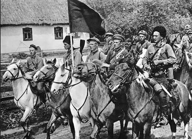 Сколько юных бойцов из будённовских войск, если верить песне «Там вдали, за рекой», поскакало на разведку?