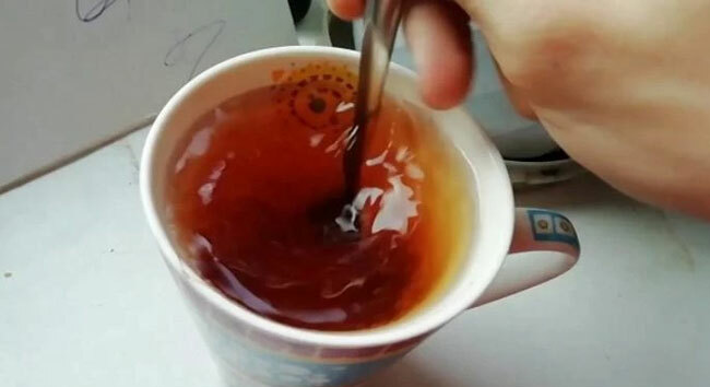 Какой рукой лучше размешивать чай?