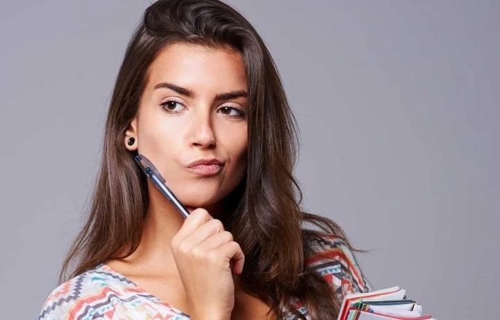 Что в средние века обязан был делать герольд при дворе короля?